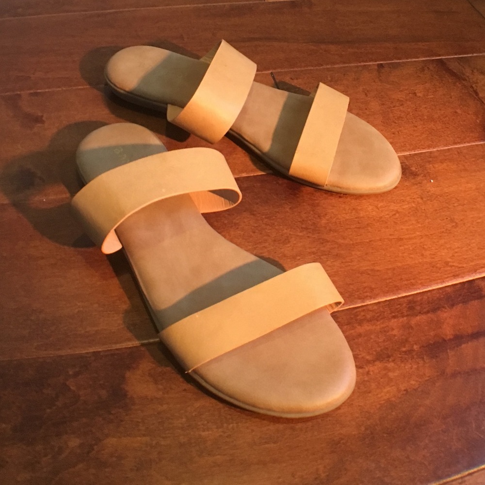 Bamboo tan sandals 9